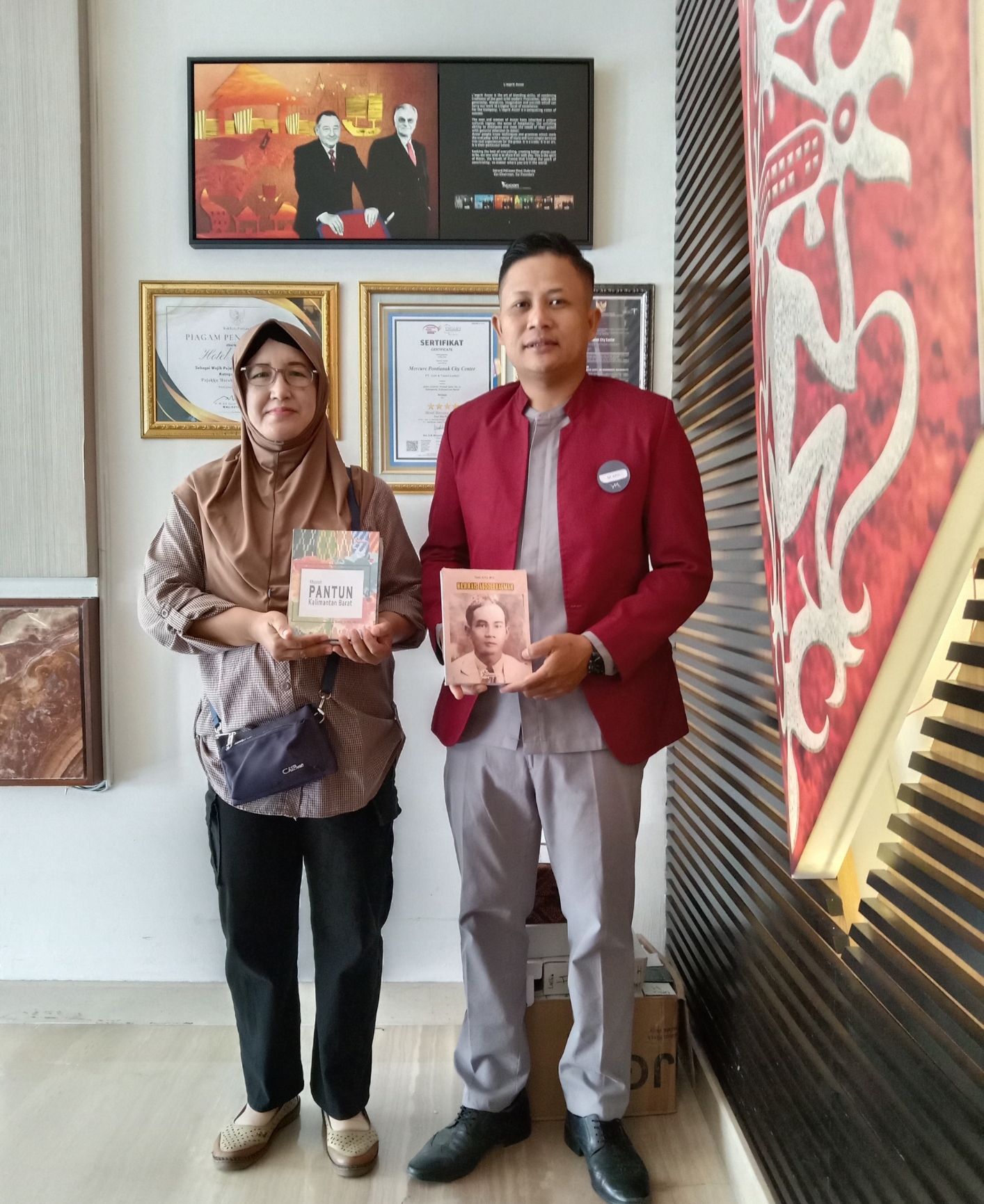 Werda Ningsih, S.Pd, Pimpinan Redaktur Media Exclusive News, sebagai Inisiator Launching Buku Haji Rais Abdoerracman di Hotel Mercure Pontianak, Senin, 12 Mei 2025